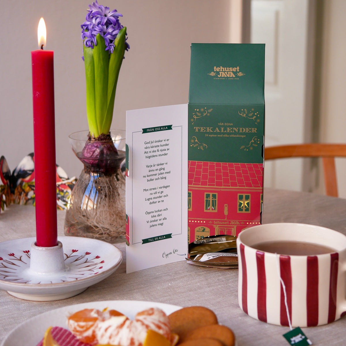 Tea calendar 2025 decorated with a cozy Lundahus in a green and red color scheme. In the calendar you will find 24 different carefully selected teas in compostable tea bags. Enjoy a new cup of tea every day until Christmas Eve!

The tea calendar is opened via the tab on the long side where the door for the teas is hidden.&nbsp;

Contains: 24x3g compostable pyramid tea bags