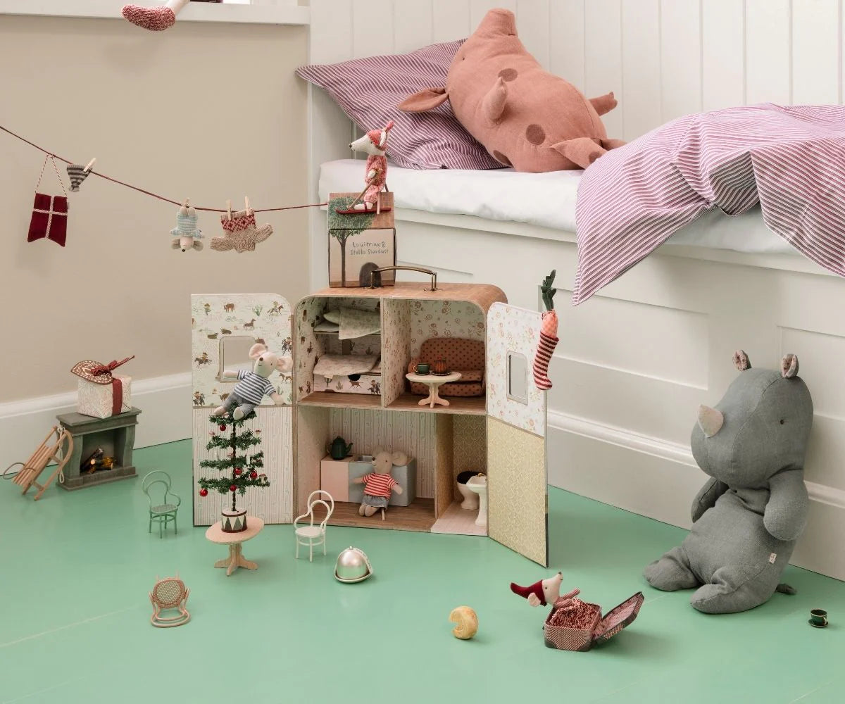 This small Christmas tree fits perfectly into the Gingerbread House. Small decorations are added on the branches and if you add a battery the LED bulbs will lighten up the tree.