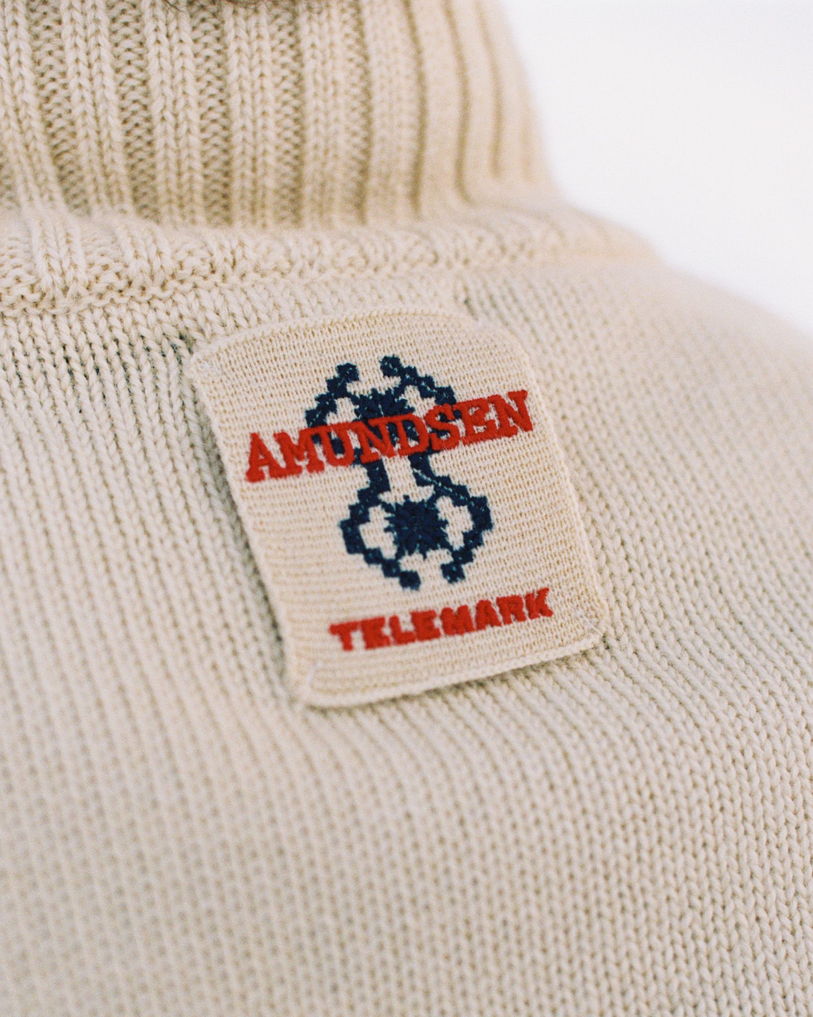 A tribute to Norwegian heritage and tradition. Crafted from 100% Norwegian wool, featuring embroidered motifs inspired by the Norwegian Bunad. Blending timeless Norwegian craftsmanship with modern functionality for both outdoor adventures and everyday elegance.