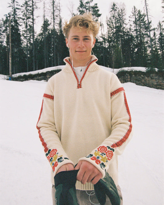 A tribute to Norwegian heritage and tradition. Crafted from 100% Norwegian wool, featuring embroidered motifs inspired by the Norwegian Bunad. Blending timeless Norwegian craftsmanship with modern functionality for both outdoor adventures and everyday elegance.