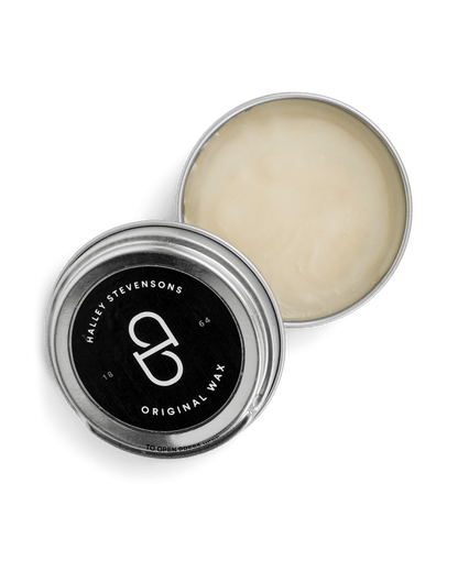 This is an authentic wax with a slightly polished face created through hot calendering before waxing. It is specifically designed to mark and crack so that the garment will have a vintage leather appearance. Perfect for renewing you Amundsen items.