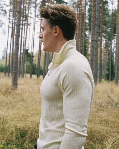 100% Merino wool baselayer with innovative dual-surface lace knit construction. The unique temperature-regulating design adapts to every condition - traps warmth in cold conditions and releases excess heat during activity.&nbsp;