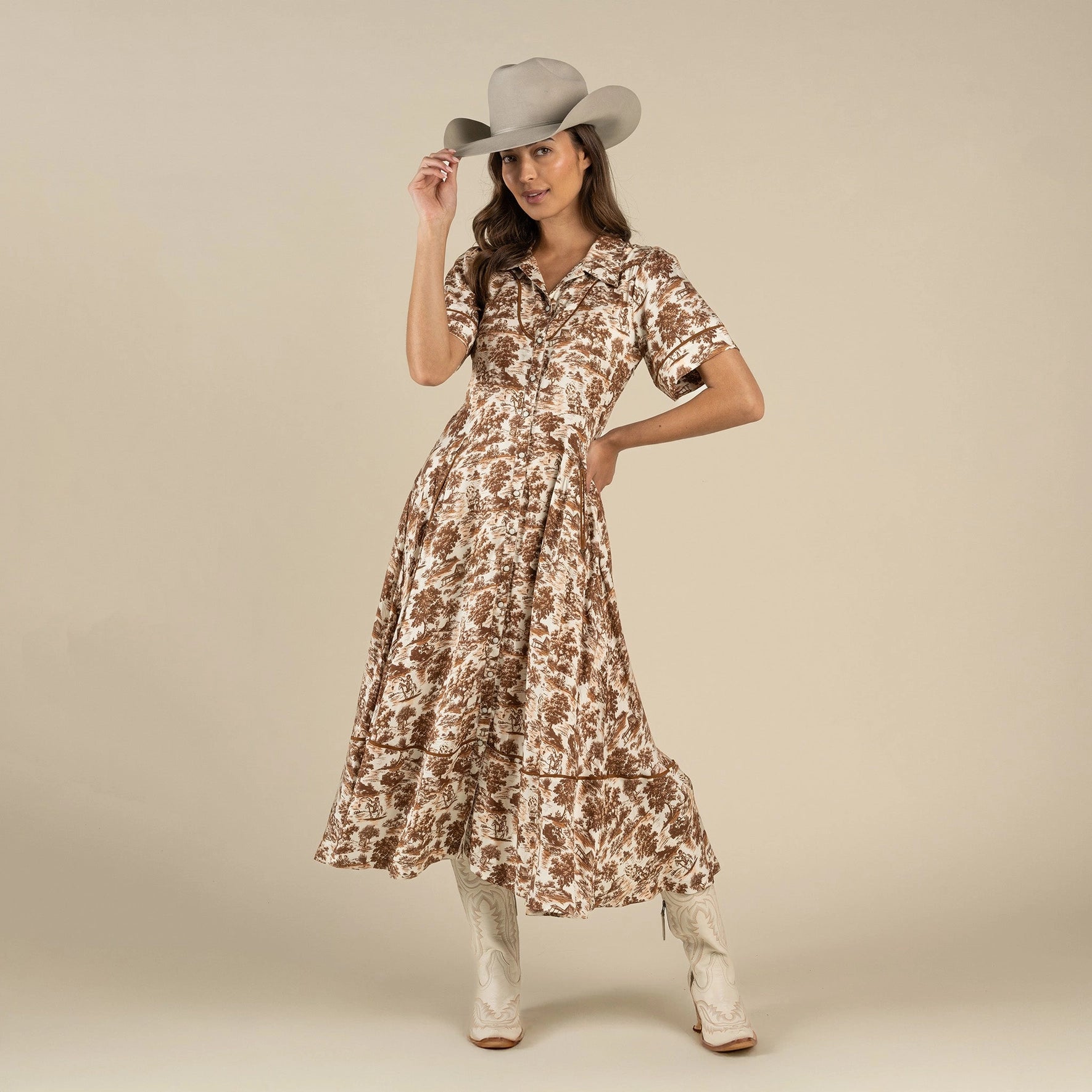 Go ahead and put this one on your All-Time Favorites list. La Dahlia is the one you reach for no matter the occasion. First dates at Whataburger, second dates at Whataburger, late night honky tonkin’, and back to the drive thru for that after-hours breakfast run. Pull on your favorite pair of sneakers or a broken-in pair of boots, and you’ll have a look that goes all the way.